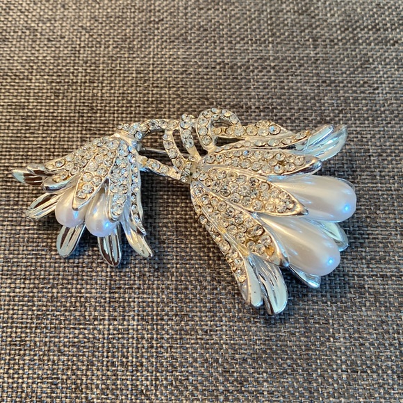 Jewelry - Rhinestone and Pearl Floral Brooch
